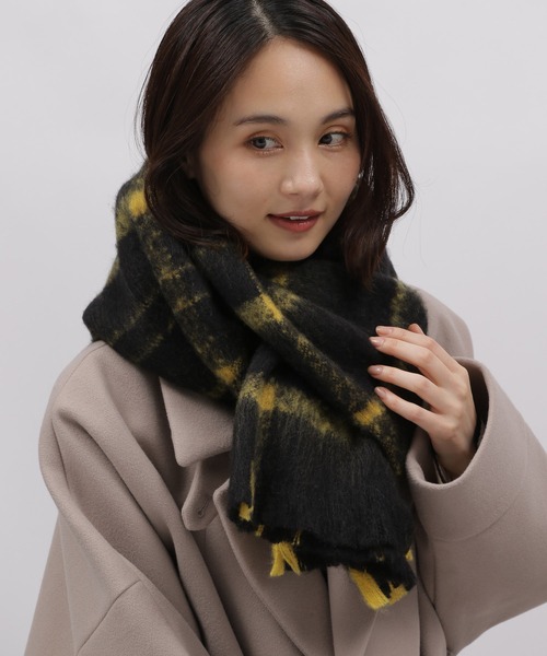 LAKOLE(ラコレ)の「ブークレーカラーチェックマフラー / 963794(マフラー・レディース・ブラック/オフホワイト/ネイビー・FREE)」の17枚目の写真