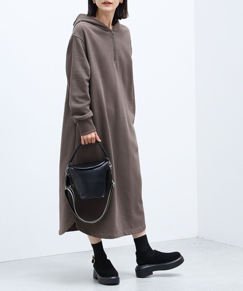 BEAMS HEART(ビームスハート)の「BEAMS HEART / フーディージップ カットワンピース(ワンピース・レディース・ナチュラル/ブルー系その他/ダークブラウン・FREE)」の1枚目の写真