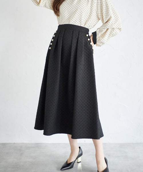 tocco closet(トッコ クローゼット)の「【ZOZO限定】ポケットパール付きジャガードタックフレアスカート(スカート・レディース・ブラック/ベージュ・M)」の1枚目の写真