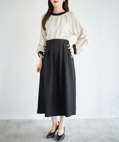 tocco closet(トッコ クローゼット)の「【ZOZO限定】ポケットパール付きジャガードタックフレアスカート(スカート・レディース・ブラック/ベージュ・M)」の3枚目の写真