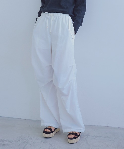 DRESSLAVE(ドレスレイブ)の「taffeta tuck design pants(タフタタックデザインパンツ)(カーゴパンツ・レディース・ホワイト/ブラック・38)」の2枚目の写真
