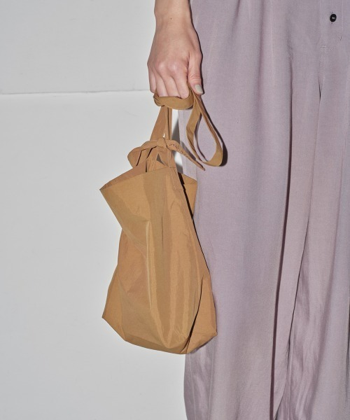 TODAYFUL（トゥデイフル）の「Useful Nylon Sacoche（ショルダーバッグ・レディース・ブラック/ブルー系その他/キャメル/キナリ・FREE）」の4枚目の写真