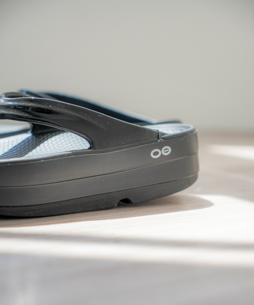 OOFOS(ウーフォス)の「【OOFOS/ウーフォス】 OOmega(サンダル・レディース・ブラック・25cm/24cm/23cm)」の3枚目の写真