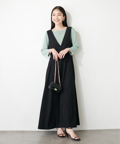 natural couture（ナチュラルクチュール）の「WEB限定 / ビットベルト付きVネックジャンスカ（ジャンパースカート・レディース・ブラック/ピンクベージュ/アイボリー/グレー・MEDIUM/LARGE）」の2枚目の写真