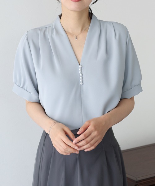BLUEEAST（ブルーイースト）の「パールラインVネックブラウス（シャツ/ブラウス・レディース・ブラック/ホワイト/ミント/ベージュ/サックスブルー・MEDIUM）」の20枚目の写真