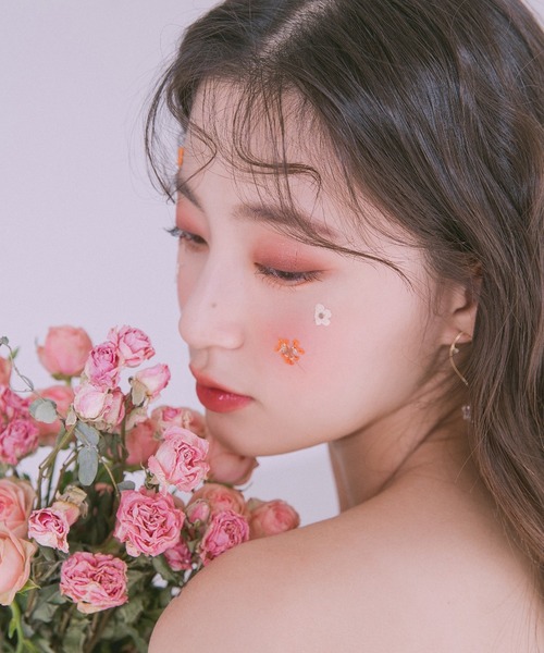 rom&nd（ロムアンド）の「rom&nd ベターザンアイズ（アイシャドウ・レディース・M01 DRY APPLE BLOSSOM/01 DRY MANGO TULIP/02 DRY ROSE/03 DRY RAGRAS/N02 DRY VIOLET/W01 DRY LAVENDER/W03 DRY STRAWBERRY/M02 DRY BUCKWHEAT FLOWER/W02 DRY PEACH BLOSSOM/N01 DRY WILLOW FLOWER・FREE）」の17枚目の写真