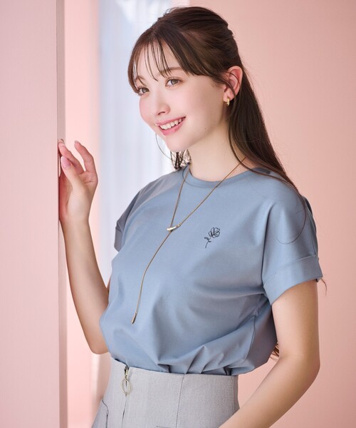 index(インデックス)の「◆《5color》UV ワンポイント刺繍デザインTシャツ【接触冷感/洗濯機洗い可】(Tシャツ/カットソー・レディース・ナチュラル/オフホワイト/ブラック/チャコールグレー/ライトブルー・36/38/40/42)」の5枚目の写真