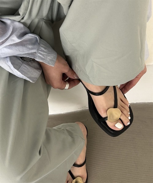 Ritzy（リッツィー）の「ゴールドポイント スクエアトゥ サンダル（サンダル・レディース・ブラック/ホワイト/ベージュ・22.5/23/23.5/24/24.5/25）」の2枚目の写真