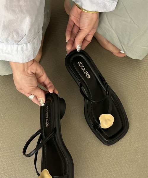 Ritzy（リッツィー）の「ゴールドポイント スクエアトゥ サンダル（サンダル・レディース・ブラック/ホワイト/ベージュ・22.5/23/23.5/24/24.5/25）」の4枚目の写真