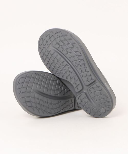 OOFOS(ウーフォス)の「【OOFOS】200046-Slate OOriginal(サンダル・レディース・ダークグレー・28cm/27cm/26cm/25cm/24cm/23cm/29cm)」の3枚目の写真