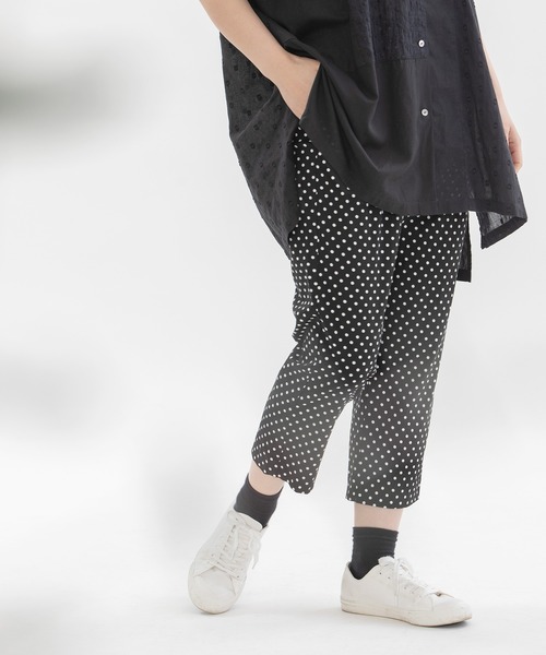 nop de nod(ノップドゥノッド)の「ストレッチクロップドパンツ(その他パンツ・レディース・ブラック/サックスブルー/スミクロ・3)」の3枚目の写真