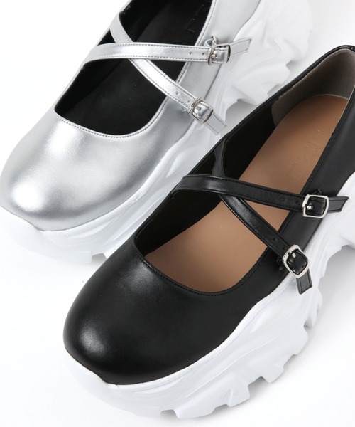 LAKOLE（ラコレ）の「クロスストラップスニーカー / 135008（スニーカー・レディース・シルバー/ブラック・MEDIUM/LARGE）」の5枚目の写真