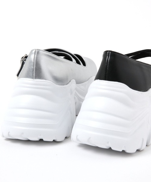 LAKOLE（ラコレ）の「クロスストラップスニーカー / 135008（スニーカー・レディース・シルバー/ブラック・MEDIUM/LARGE）」の4枚目の写真