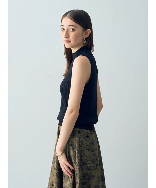 YECCA VECCA（イェッカヴェッカ）の「ハイネックノースリーブニット（ニット/セーター・レディース・ブラック/アイボリー/ダークブラウン・FREE）」の7枚目の写真