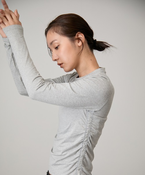 Vuori（ヴオリ）の「＜NERGY限定販売＞【VUORI】VUORI L/S Ruched Halo ハロールーシュ長袖Tシャツ（Tシャツ/カットソー・レディース・ライトグレー/ブラック系その他・S）」の2枚目の写真