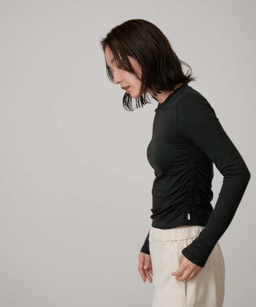 Vuori（ヴオリ）の「＜NERGY限定販売＞【VUORI】VUORI L/S Ruched Halo ハロールーシュ長袖Tシャツ（Tシャツ/カットソー・レディース・ライトグレー/ブラック系その他・S）」の6枚目の写真