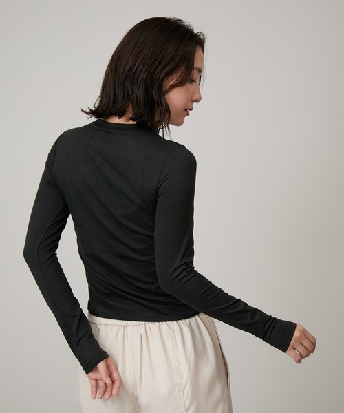 Vuori（ヴオリ）の「＜NERGY限定販売＞【VUORI】VUORI L/S Ruched Halo ハロールーシュ長袖Tシャツ（Tシャツ/カットソー・レディース・ライトグレー/ブラック系その他・S）」の8枚目の写真