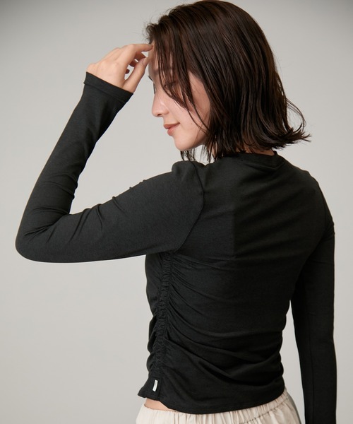 Vuori（ヴオリ）の「＜NERGY限定販売＞【VUORI】VUORI L/S Ruched Halo ハロールーシュ長袖Tシャツ（Tシャツ/カットソー・レディース・ライトグレー/ブラック系その他・S）」の9枚目の写真
