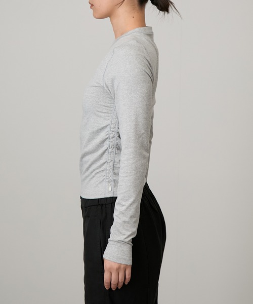 Vuori（ヴオリ）の「＜NERGY限定販売＞【VUORI】VUORI L/S Ruched Halo ハロールーシュ長袖Tシャツ（Tシャツ/カットソー・レディース・ライトグレー/ブラック系その他・S）」の12枚目の写真