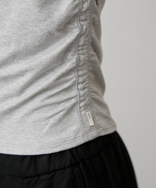 Vuori（ヴオリ）の「＜NERGY限定販売＞【VUORI】VUORI L/S Ruched Halo ハロールーシュ長袖Tシャツ（Tシャツ/カットソー・レディース・ライトグレー/ブラック系その他・S）」の16枚目の写真