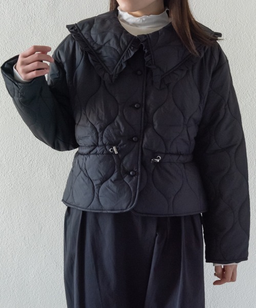 LOSUCA（ロスカ）の「フリルセーラーカラーキルティングライトダウン ショートブルゾン / 軽量 調整ゴム付き フリル カスケード キルティング ショート丈  ナチュラル レトロ ヴィンテージ シティガール（ダウンジャケット/コート・レディース・カーキ/ブラック・FREE）」の12枚目の写真