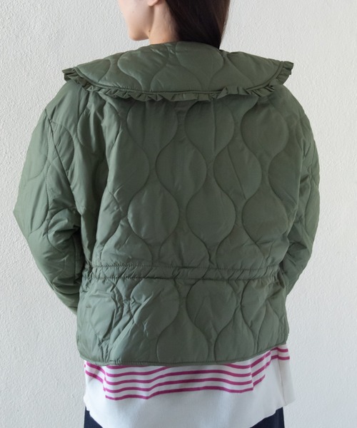 LOSUCA（ロスカ）の「フリルセーラーカラーキルティングライトダウン ショートブルゾン / 軽量 調整ゴム付き フリル カスケード キルティング ショート丈  ナチュラル レトロ ヴィンテージ シティガール（ダウンジャケット/コート・レディース・カーキ/ブラック・FREE）」の8枚目の写真