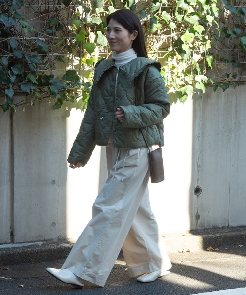 LOSUCA（ロスカ）の「フリルセーラーカラーキルティングライトダウン ショートブルゾン / 軽量 調整ゴム付き フリル カスケード キルティング ショート丈  ナチュラル レトロ ヴィンテージ シティガール（ダウンジャケット/コート・レディース・カーキ/ブラック・FREE）」の19枚目の写真