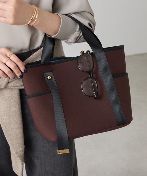 PAPILLONNER（パピヨネ）の「WETダブルポケットトート/Sサイズ（トートバッグ・レディース・ブラック/チャコールグレー/ブラウン・FREE）」の4枚目の写真