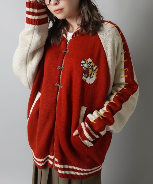 SPINNS(スピンズ)の「タイガーデザイン ニットスタジャン(スタジャン・レディース・ボルドー/ブラック・ONESIZE)」の2枚目の写真