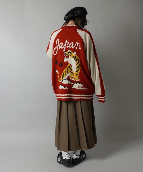 SPINNS(スピンズ)の「タイガーデザイン ニットスタジャン(スタジャン・レディース・ボルドー/ブラック・ONESIZE)」の22枚目の写真