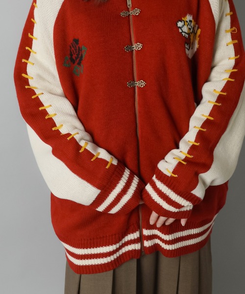 SPINNS(スピンズ)の「タイガーデザイン ニットスタジャン(スタジャン・レディース・ボルドー/ブラック・ONESIZE)」の18枚目の写真