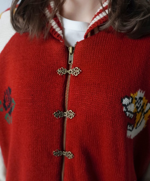 SPINNS(スピンズ)の「タイガーデザイン ニットスタジャン(スタジャン・レディース・ボルドー/ブラック・ONESIZE)」の14枚目の写真