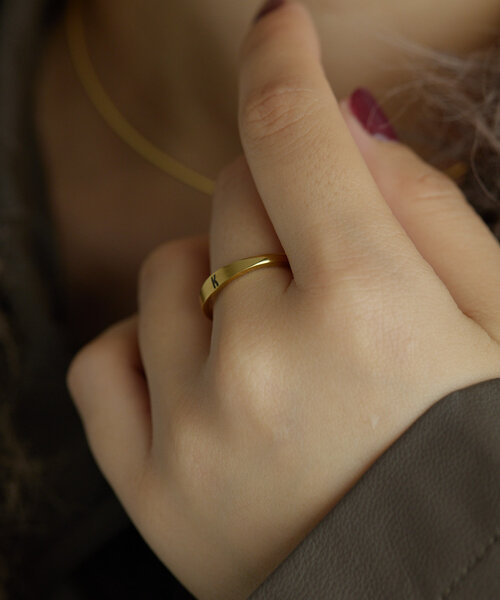 ear PAPILLONNER（イアパピヨネ）の「《金属アレルギー対応/ステンレス》イニシャル細リング（リング・レディース・ゴールド系その他/ゴールド系その他2/シルバー系その他2/シルバー系その他・14）」の3枚目の写真