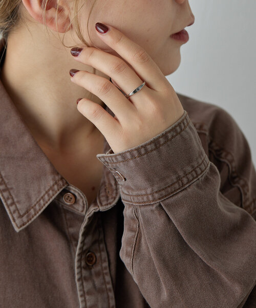 ear PAPILLONNER（イアパピヨネ）の「《金属アレルギー対応/ステンレス》イニシャル細リング（リング・レディース・ゴールド系その他/ゴールド系その他2/シルバー系その他2/シルバー系その他・14）」の2枚目の写真