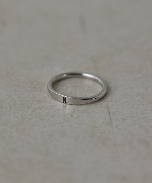 ear PAPILLONNER（イアパピヨネ）の「《金属アレルギー対応/ステンレス》イニシャル細リング（リング・レディース・ゴールド系その他/ゴールド系その他2/シルバー系その他2/シルバー系その他・14）」の6枚目の写真