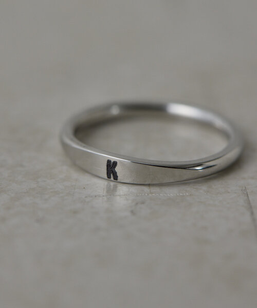 ear PAPILLONNER（イアパピヨネ）の「《金属アレルギー対応/ステンレス》イニシャル細リング（リング・レディース・ゴールド系その他/ゴールド系その他2/シルバー系その他2/シルバー系その他・14）」の7枚目の写真