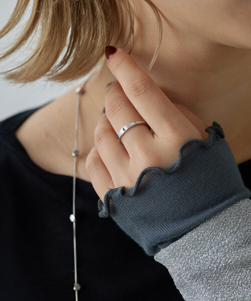 ear PAPILLONNER（イアパピヨネ）の「《金属アレルギー対応/ステンレス》イニシャル細リング（リング・レディース・ゴールド系その他/ゴールド系その他2/シルバー系その他2/シルバー系その他・14）」の8枚目の写真