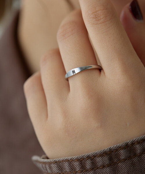 ear PAPILLONNER（イアパピヨネ）の「《金属アレルギー対応/ステンレス》イニシャル細リング（リング・レディース・ゴールド系その他/ゴールド系その他2/シルバー系その他2/シルバー系その他・14）」の13枚目の写真