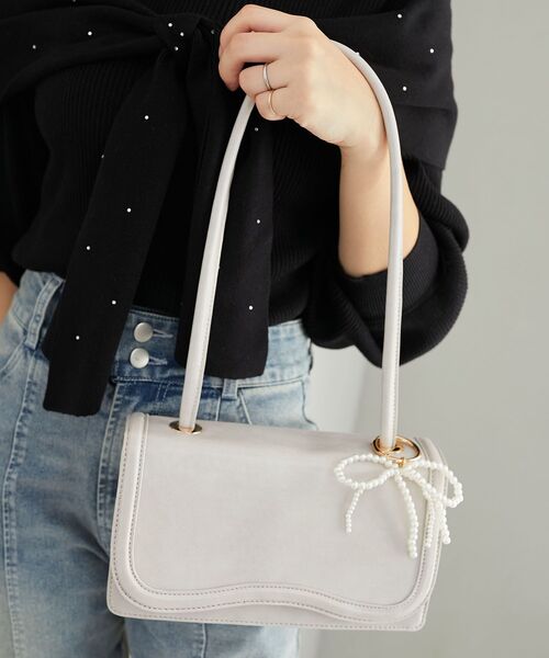 MAJESTIC LEGON(マジェスティックレゴン)の「チャームセットワンハンドルバッグ(ハンドバッグ・レディース・ブラック/アイボリー/イエロー/ピンク・FREE)」の2枚目の写真