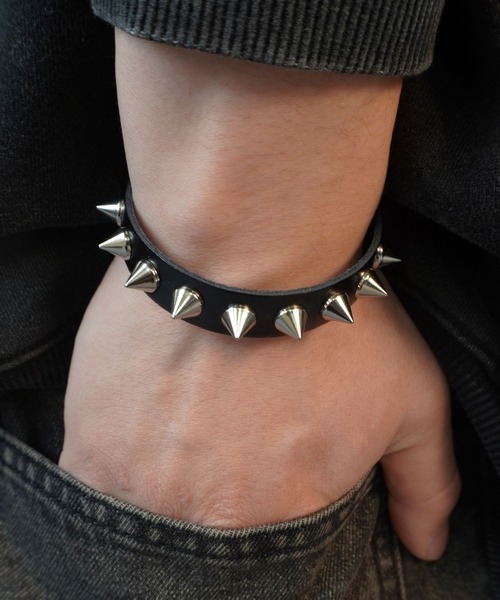 SPINNS（スピンズ）の「合皮ブレスレッド/鋲スタッズデザイン（ブレスレット・メンズ・ブラック・ONESIZE）」の5枚目の写真