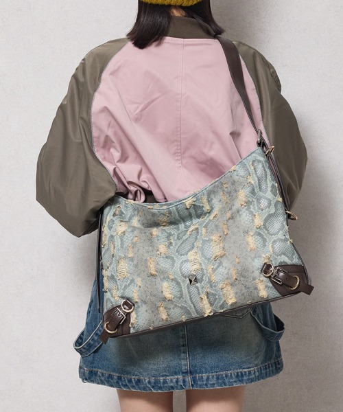 jouetie(ジュエティ)の「【jouetie/ジュエティ】ベルテッド ラージショルダーバッグ(ショルダーバッグ・レディース・オフホワイト/ブラック/キャメル/ブルー系その他/パイソン/ネイビー・FREE)」の1枚目の写真