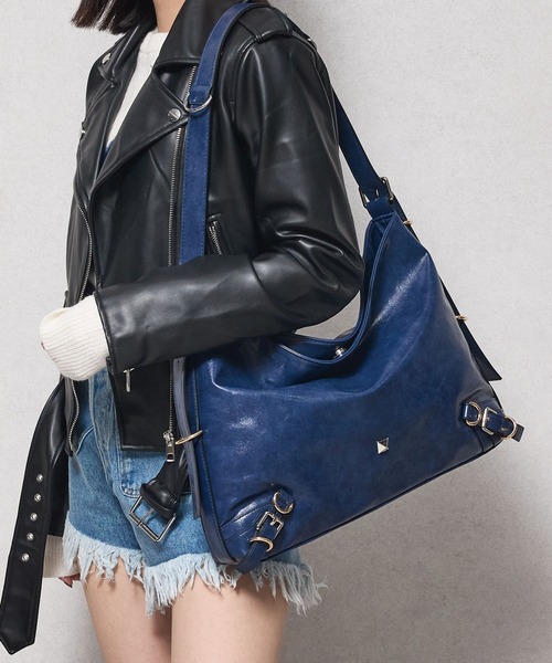 jouetie(ジュエティ)の「【jouetie/ジュエティ】ベルテッド ラージショルダーバッグ(ショルダーバッグ・レディース・オフホワイト/ブラック/キャメル/ブルー系その他/パイソン/ネイビー・FREE)」の4枚目の写真