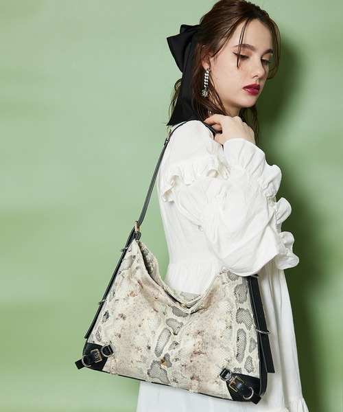 jouetie(ジュエティ)の「【jouetie/ジュエティ】ベルテッド ラージショルダーバッグ(ショルダーバッグ・レディース・オフホワイト/ブラック/キャメル/ブルー系その他/パイソン/ネイビー・FREE)」の6枚目の写真