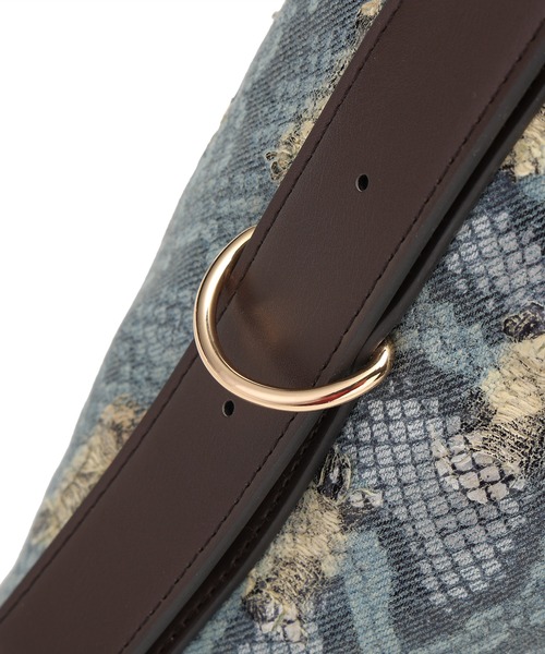 jouetie(ジュエティ)の「【jouetie/ジュエティ】ベルテッド ラージショルダーバッグ(ショルダーバッグ・レディース・オフホワイト/ブラック/キャメル/ブルー系その他/パイソン/ネイビー・FREE)」の16枚目の写真