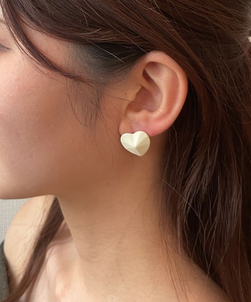 FOREVER 21(フォーエバー トゥエンティーワン)の「ハートピアス2(ピアス(両耳用)・レディース・ホワイト系その他/パープル/ブラック・FREE)」の2枚目の写真