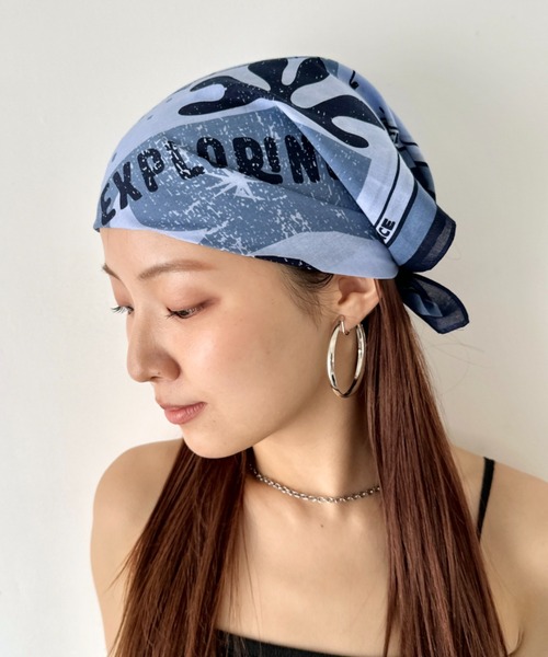 THE NORTH FACE(ザノースフェイス)の「THE NORTH FACE(ザ・ノースフェイス)/コットン プリント バンダナ スカーフ/BANDANA_PINE CONE(バンダナ/スカーフ・レディース・ネイビー/ピンク・FREE)」の1枚目の写真