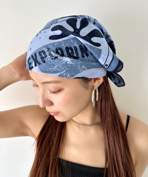 THE NORTH FACE(ザノースフェイス)の「THE NORTH FACE(ザ・ノースフェイス)/コットン プリント バンダナ スカーフ/BANDANA_PINE CONE(バンダナ/スカーフ・レディース・ネイビー/ピンク・FREE)」の5枚目の写真