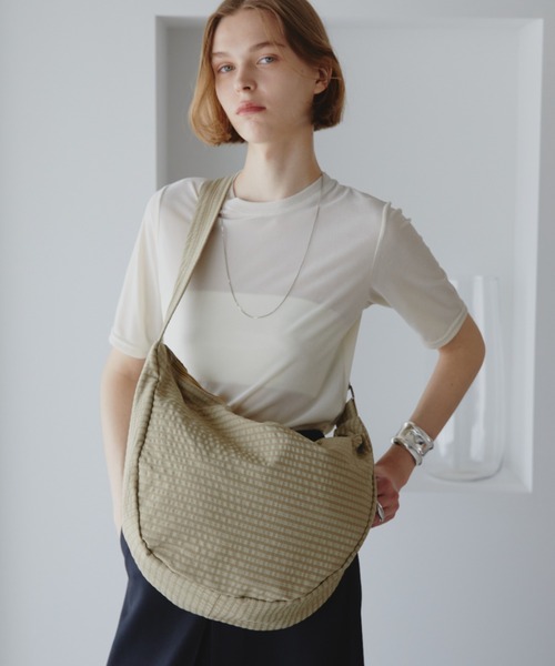 Aunt Marie's(アントマリーズ)の「サッカーチェックBIGショルダー / A4、14inch収納可能 / ボディバッグ(ショルダーバッグ・レディース・ブラック/カーキ/ベージュ・FREE)」の19枚目の写真