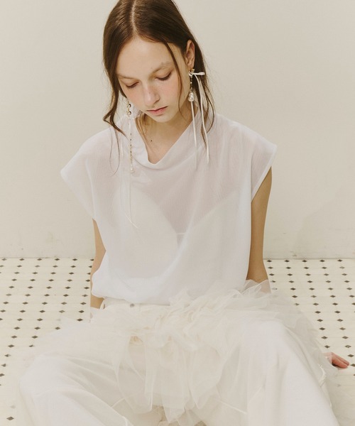 J1U by LA BELLE ETUDE(ジユウバイラベルエチュード)の「ワイドハイネックダブルチュールTOPS(Tシャツ/カットソー・レディース・ホワイト/ブラウン/ブラック/ライトブルー・FREE)」の3枚目の写真
