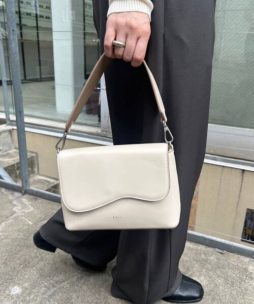 mline（エムライン）の「loti ビーンズフラップショルダーバッグ（ショルダーバッグ・レディース・ブラック/カーキ/アイボリー・FREE）」の2枚目の写真